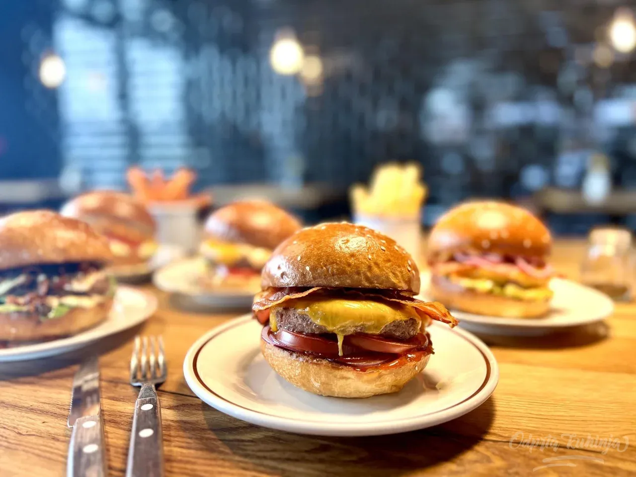 Projekt Burger se je nekaj časa selil po Kranju, zdaj ima prostore v nekdanjem industrijskem kompleksu Ibi. FOTO: Arhiv Projekt Burger