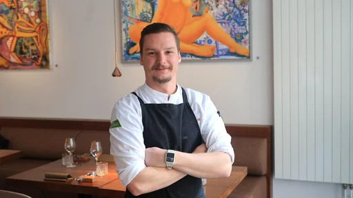 Zgoraj: Gal Mavretič, sous-chef v ljubljanskem bistroju Georgie, ki ga vodi chef Gregor Jelnikar. (Foto: Dejan Javornik)