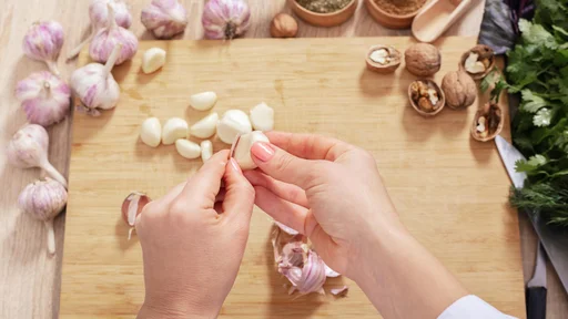 Viralen trik: tako v sedmih sekundah olupimo celo glavo česna (Foto: allFOOD/Getty Images)