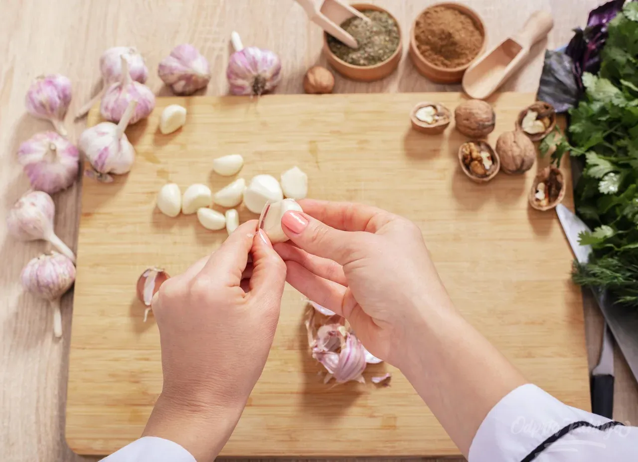 Viralen trik: tako v sedmih sekundah olupimo celo glavo česna (Foto: allFOOD/Getty Images)