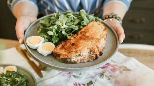 Velikonočni sendvič – tako porabimo ostanke prazničnih dobrot (Foto: Sonja Ravbar)
