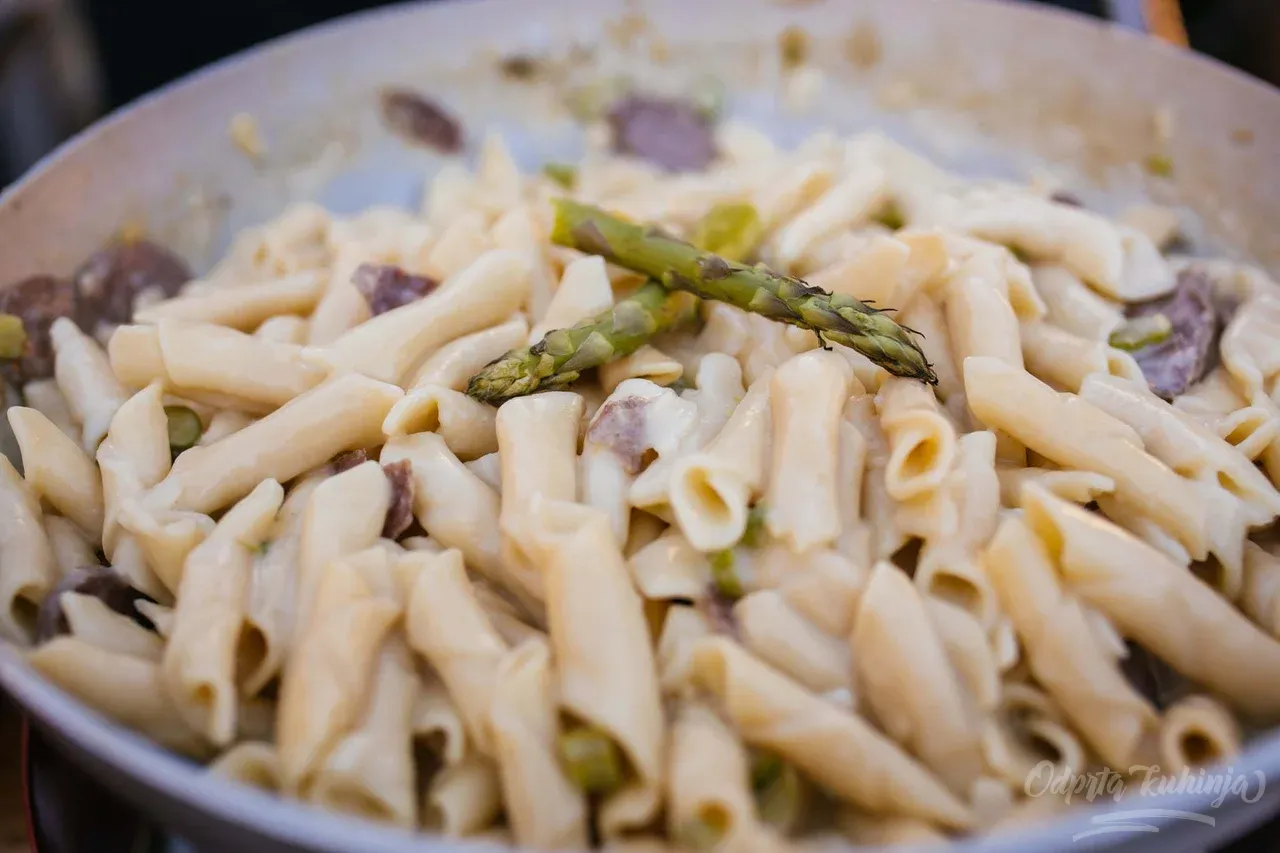 Fuži s klobaso in šparglji (Foto: Arhiv Viva La Pasta)