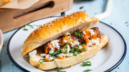 Hot dog s čevapčiči z omakama iz kajmaka in pečene paprike (Midva kuhava)
