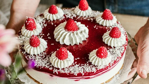 Torta Kokolina: smešno preprosta sladica brez peke, v kateri kraljujejo kokos in maline (Foto: Sonja Ravbar)