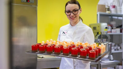 Nika Merdjadi gre po stopinjah očeta Karima, ki je eden naših najbolj znanih slaščičarjev in sodnik v oddaji MasterChef Slovenija. FOTO: Črt Piksi