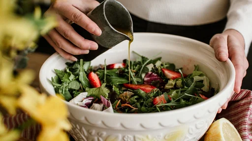 Klasičen vinaigrette: emulzija za solate ali marinade FOTO: Sonja Ravbar