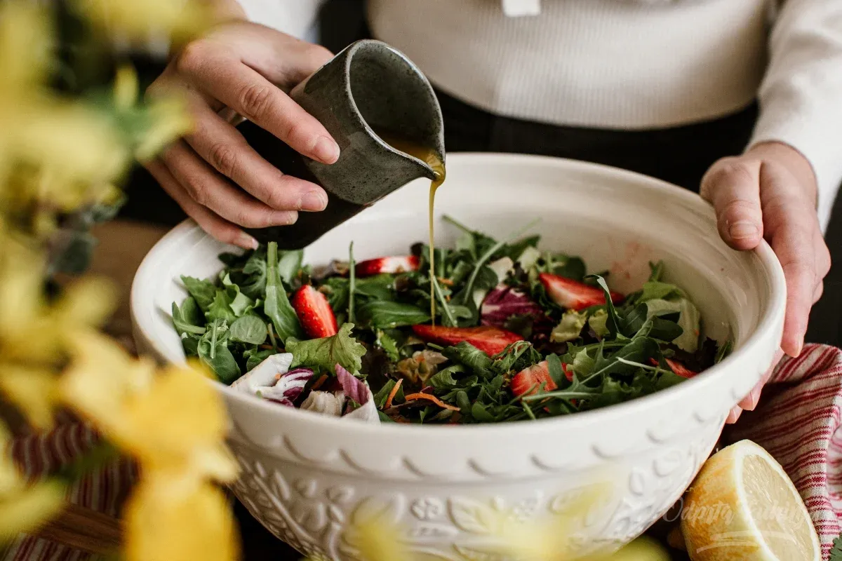Klasičen vinaigrette: emulzija za solate ali marinade FOTO: Sonja Ravbar