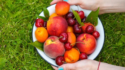 Sveže breskve, češnje in marelice. FOTO: vaaseenaaGetty Images/iStockphoto