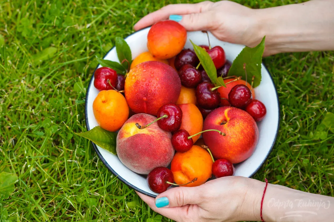 Sveže breskve, češnje in marelice. FOTO: vaaseenaaGetty Images/iStockphoto