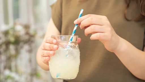 odni kefir nastane iz sladkane vodne osnove, fermentacijo pa izvajajo vodne granule, ki vsebujejo dobre bakterije in kvasovke. FOTO: puhimec/Getty Images