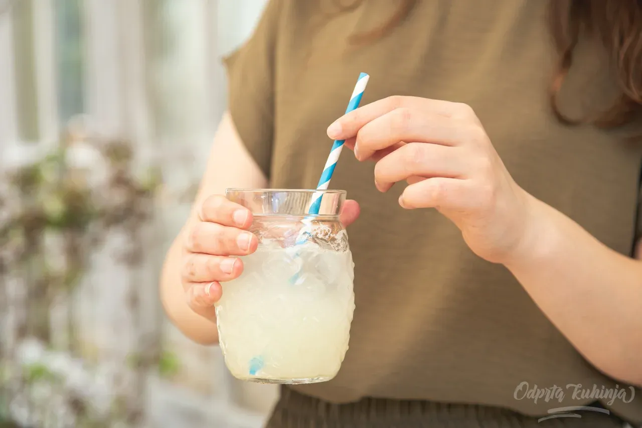 odni kefir nastane iz sladkane vodne osnove, fermentacijo pa izvajajo vodne granule, ki vsebujejo dobre bakterije in kvasovke. FOTO: puhimec/Getty Images