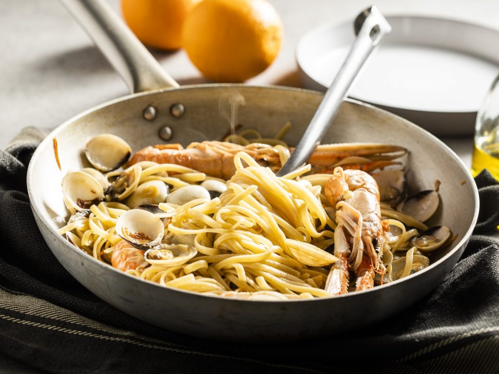 Po korakih: morski linguini z džinom (FOTO)